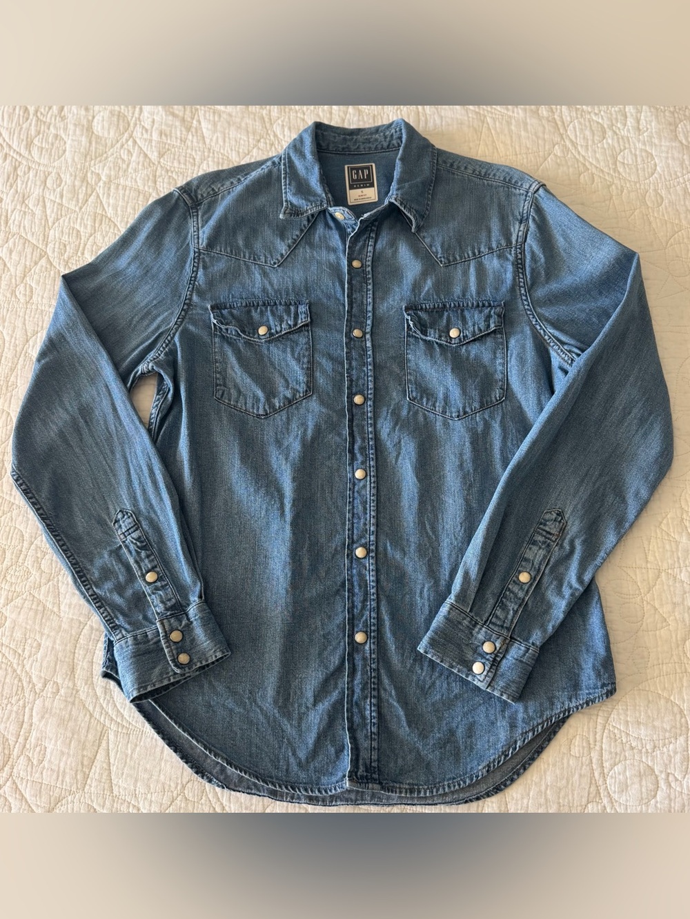 GAP Slim Fit Blue Denim Snap-Front Western Jean Shirt with Pockets, Men’s - S